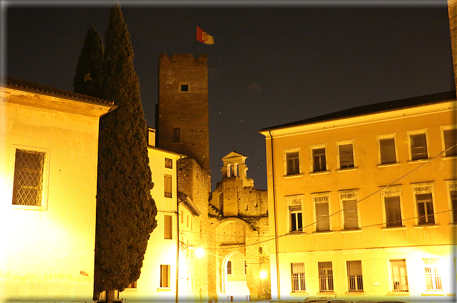 foto Bassano del Grappa di notte